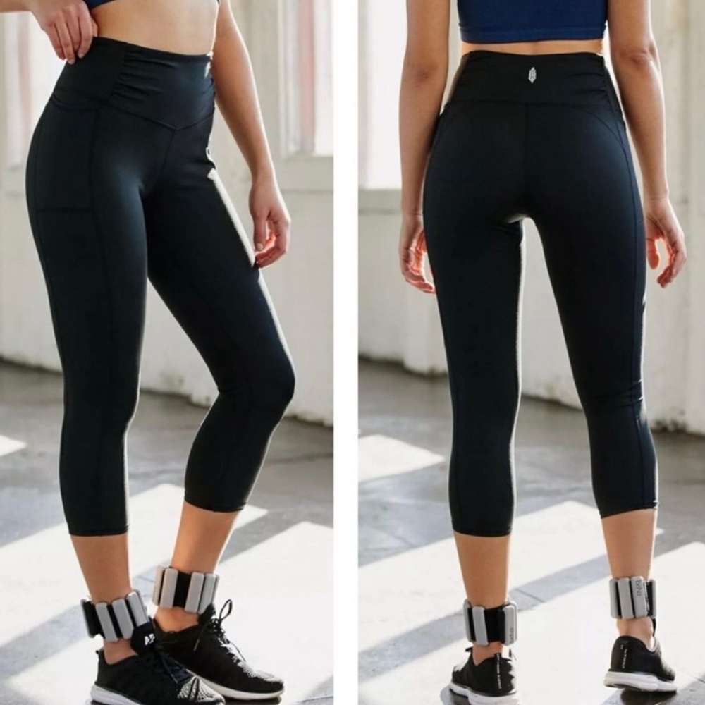 𝑓𝑟𝑒𝑒 𝑝𝑒𝑜𝑝𝑙𝑒 Movement Breathe Easy Black Crop Leggings
